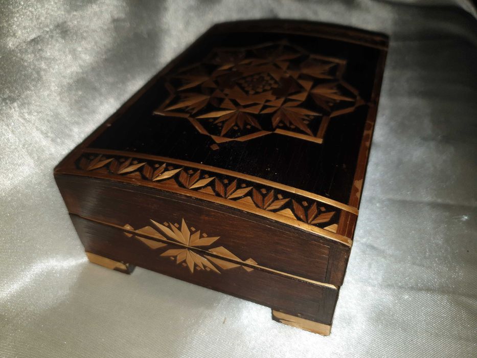 Belíssima caixa em madeira com acabamentos artísticos •interior veludo