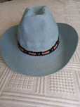 Chapéu  azul claro tipo cowboy. IMPECÁVEL