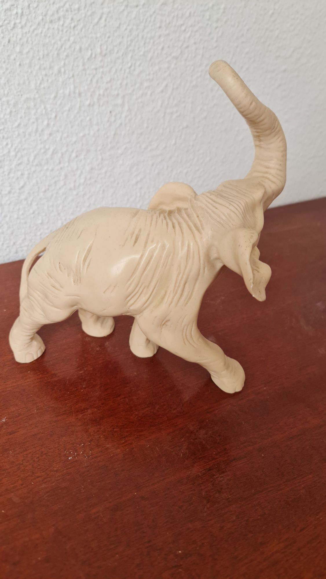 Elefante decorativo em material desconhecido