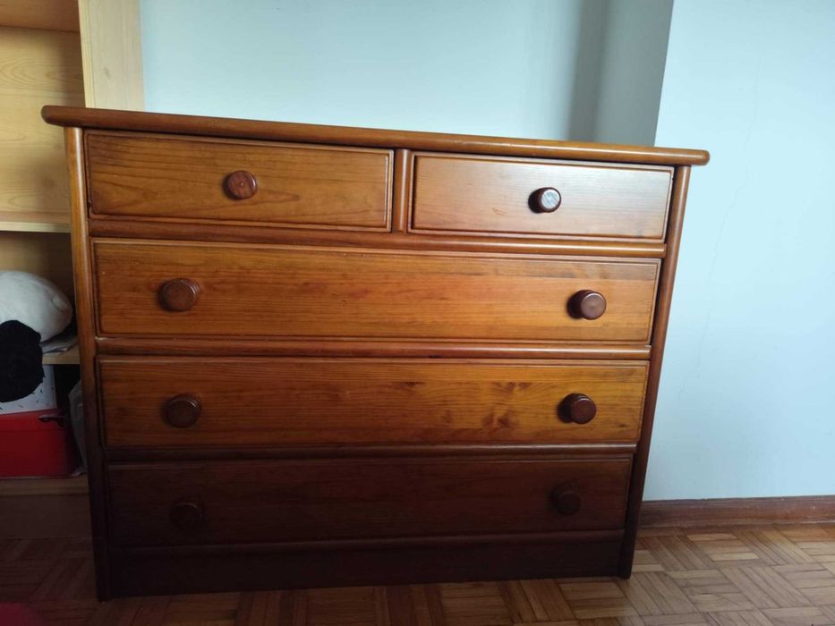 Cómoda Madeira cinco gavetas em excelente estado