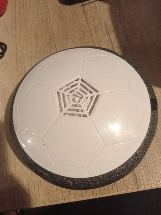 Latająca świecąca piłka nożna