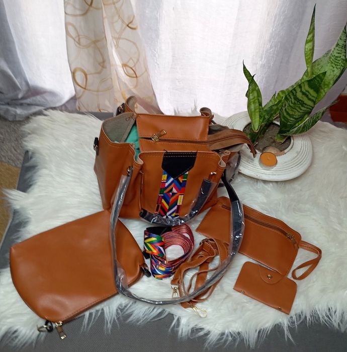Mala Camel com vários acessórios