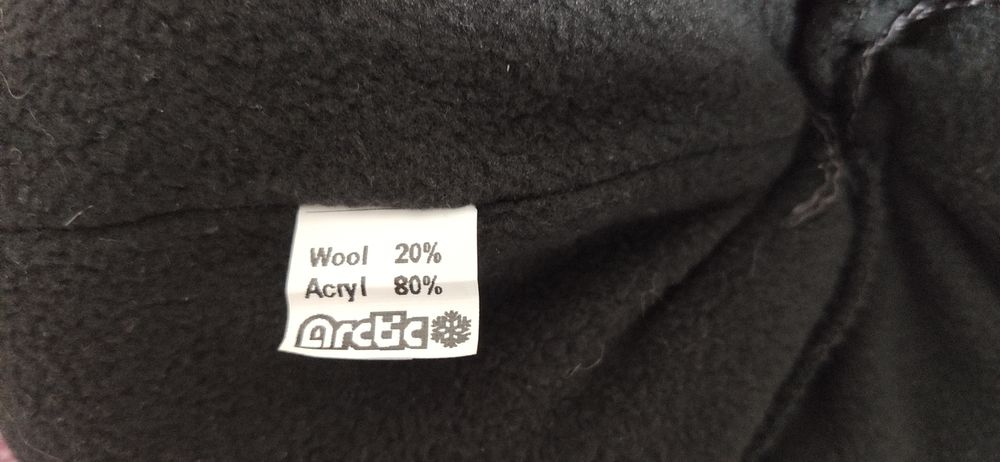 Тепла зимова шапка в ідеальному стані