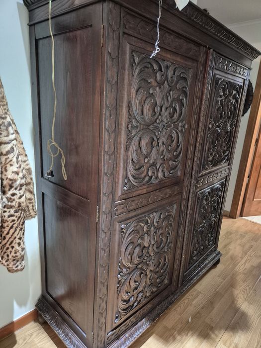 Roupeiro antigo entalhado madeira maciça renascentista