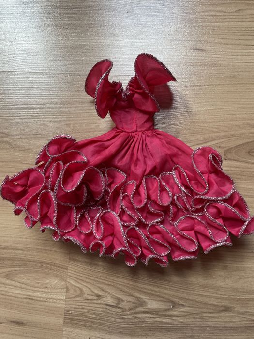Sukienka czerwona na lalkę uszyta na maszynie