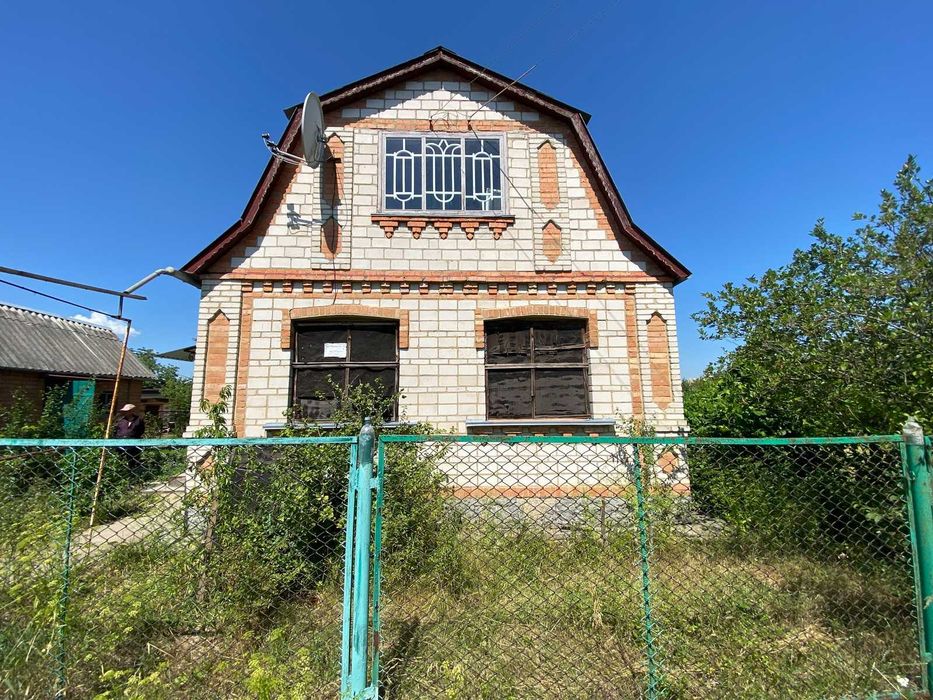 Продається дачний будинок з гаражем у мальовничому місці!