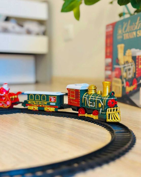 Різдвяний поїзд з вагонами залізна новорічна дорога потяг залізниця