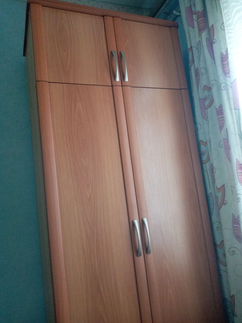 Продам шкаф светлобежевый .188×92×50,5.Зеркало. Качество супер!