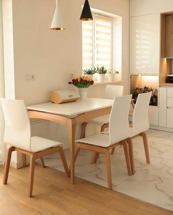 Комплект меблів: розкладний стіл і стільці з дерева