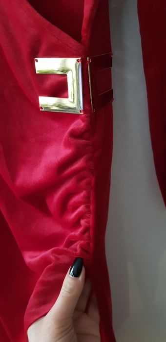 Nowa czerwona welurowa sukienka midi z klamrą r.sm