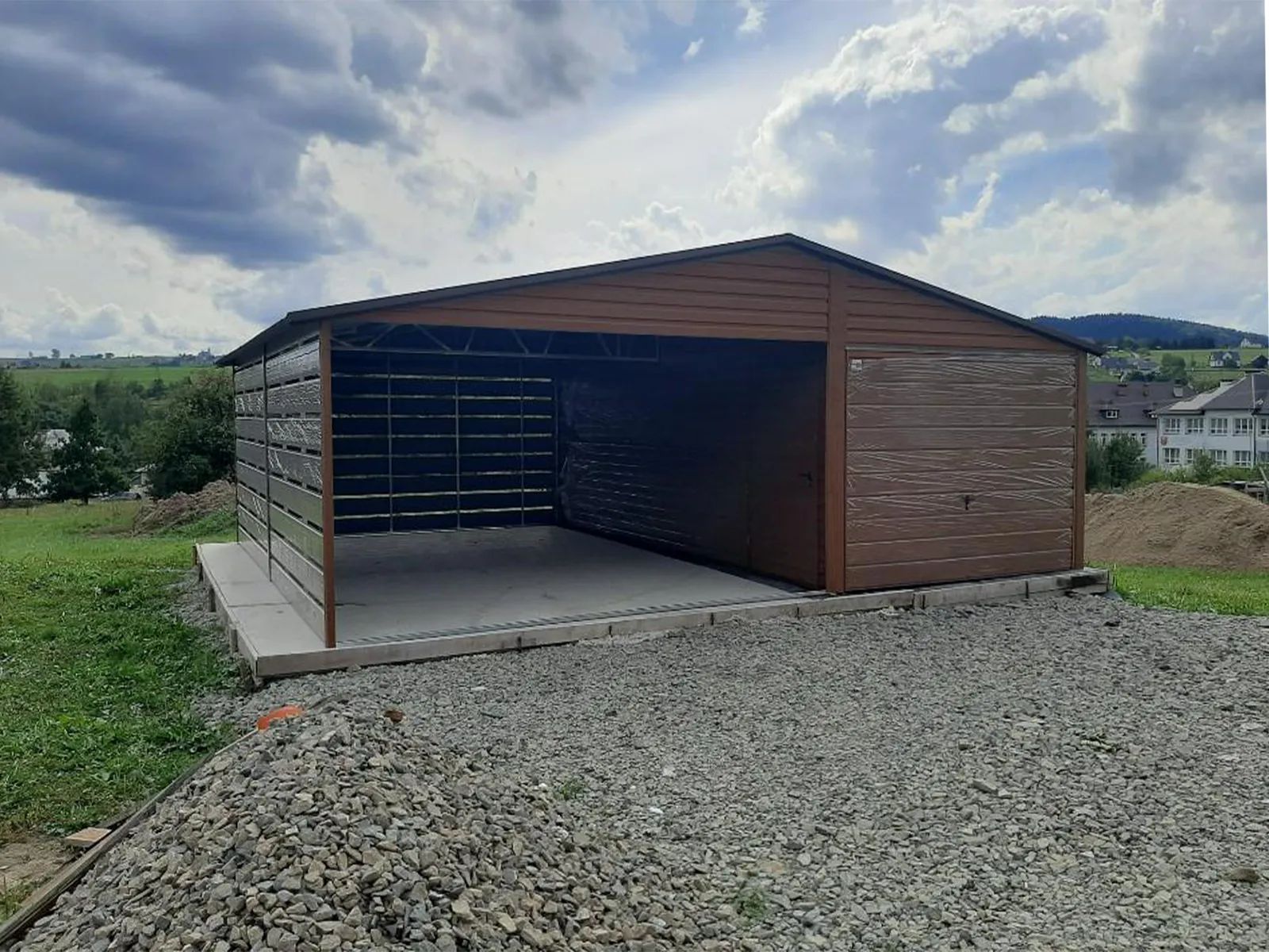 Garaż jednostanowiskowy 3x5 m z wiatą, blaszak drewnopodobny