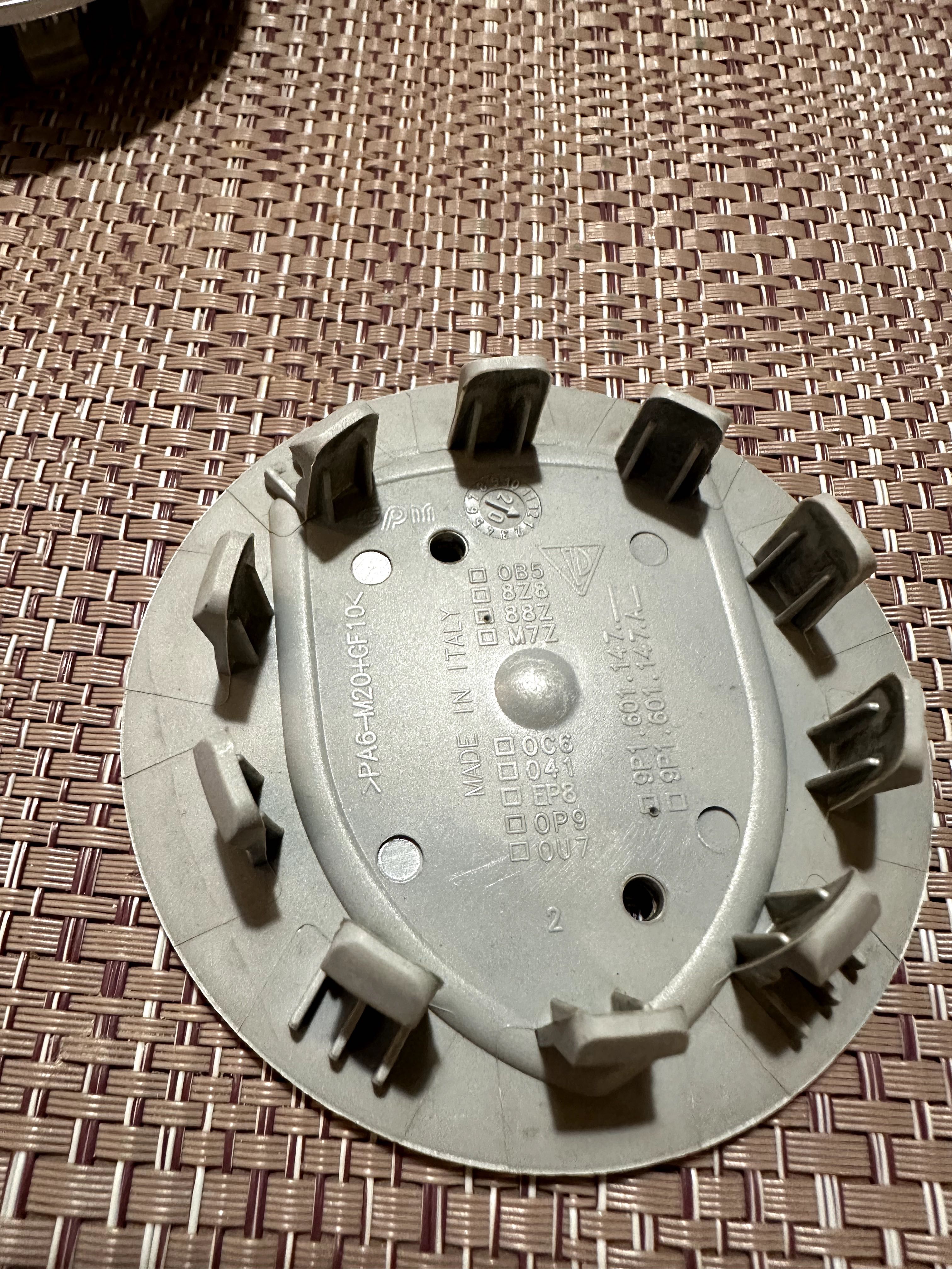 Oryginalne dekielki do felg Porsche Cayenne srebrne 76 mm Komplet