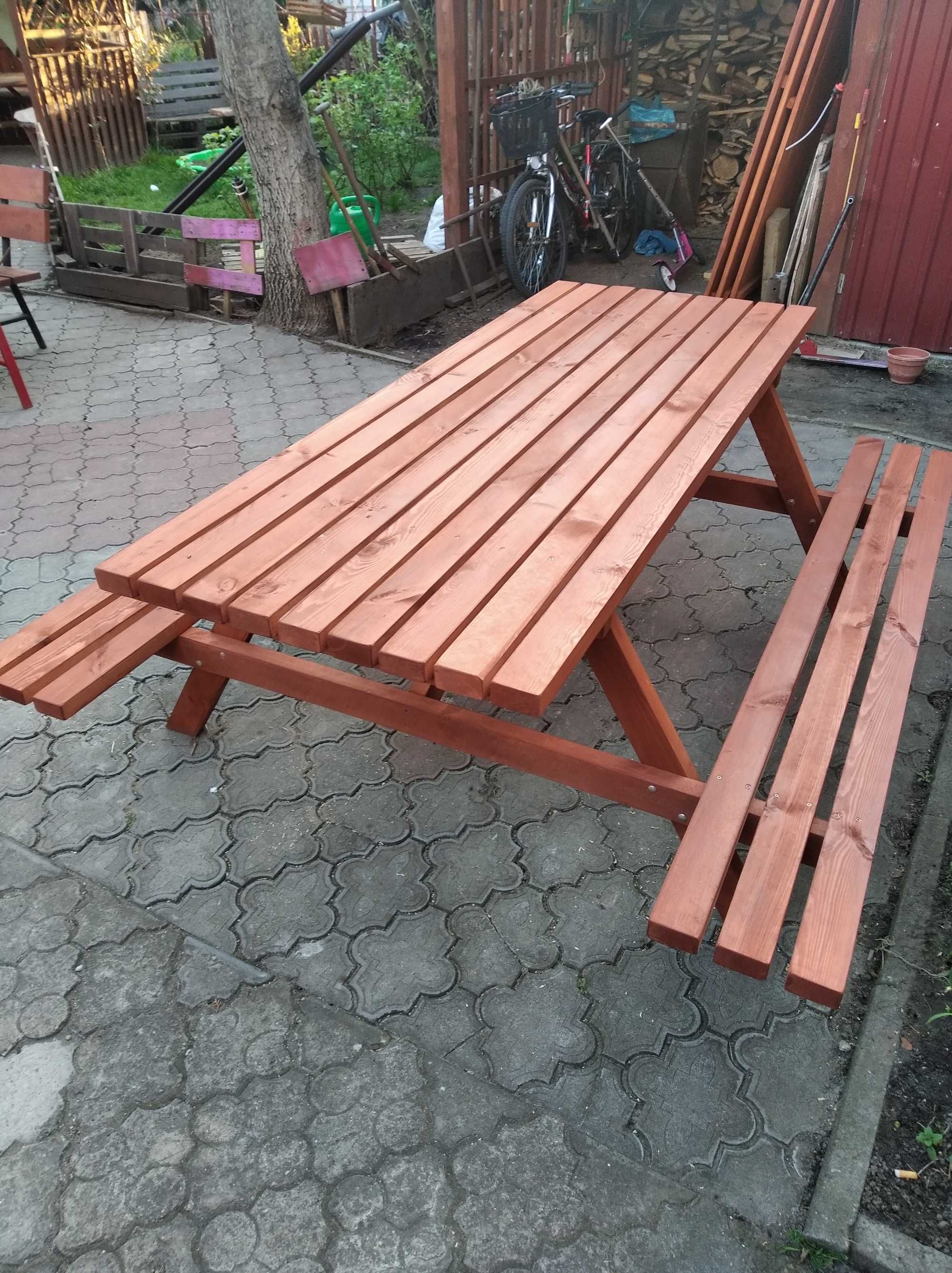Stół ogrodowy z siedziskiem