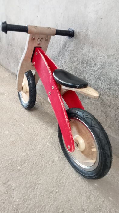 Bicicleta antiga de madeira para criança