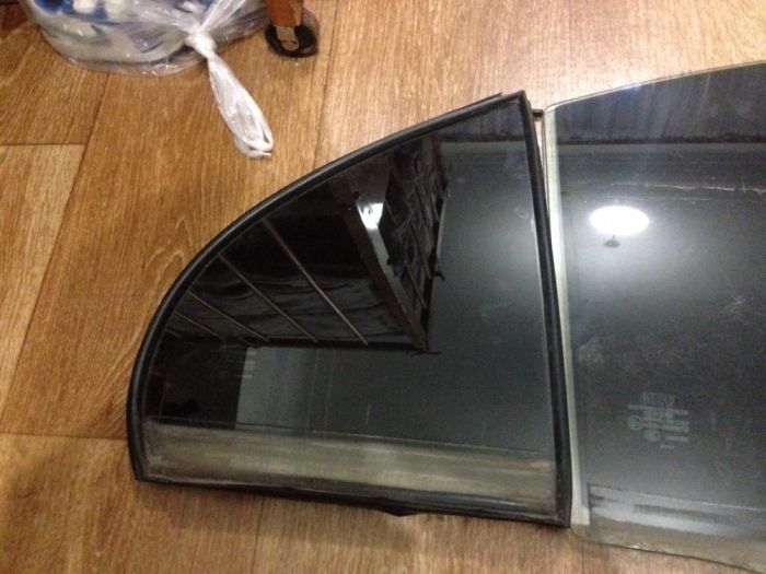 Стёкла задней правой двери на Emgrand 7.