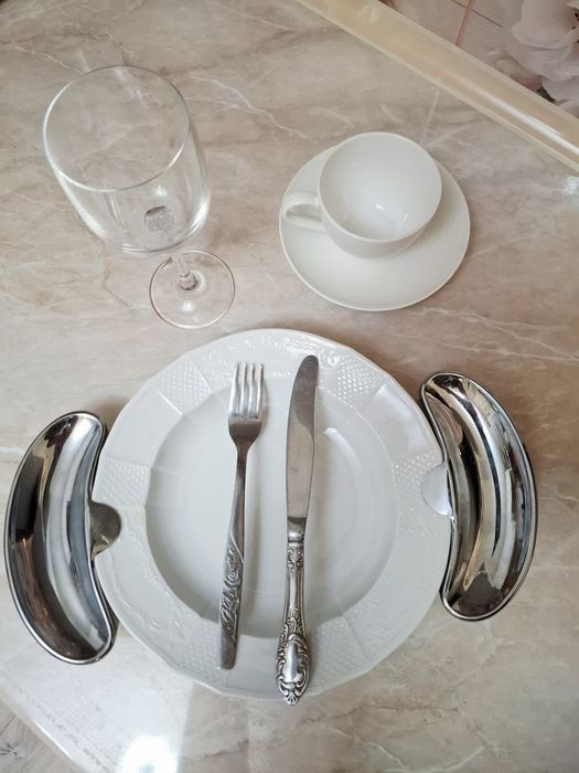 Тарілки полумісяці для кісток , при подачі рибних та м'ясних страв.