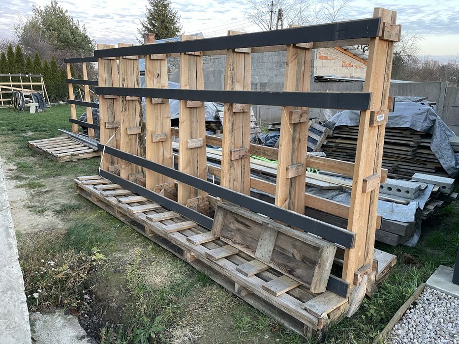 Oddam stojaki / palety po oknach