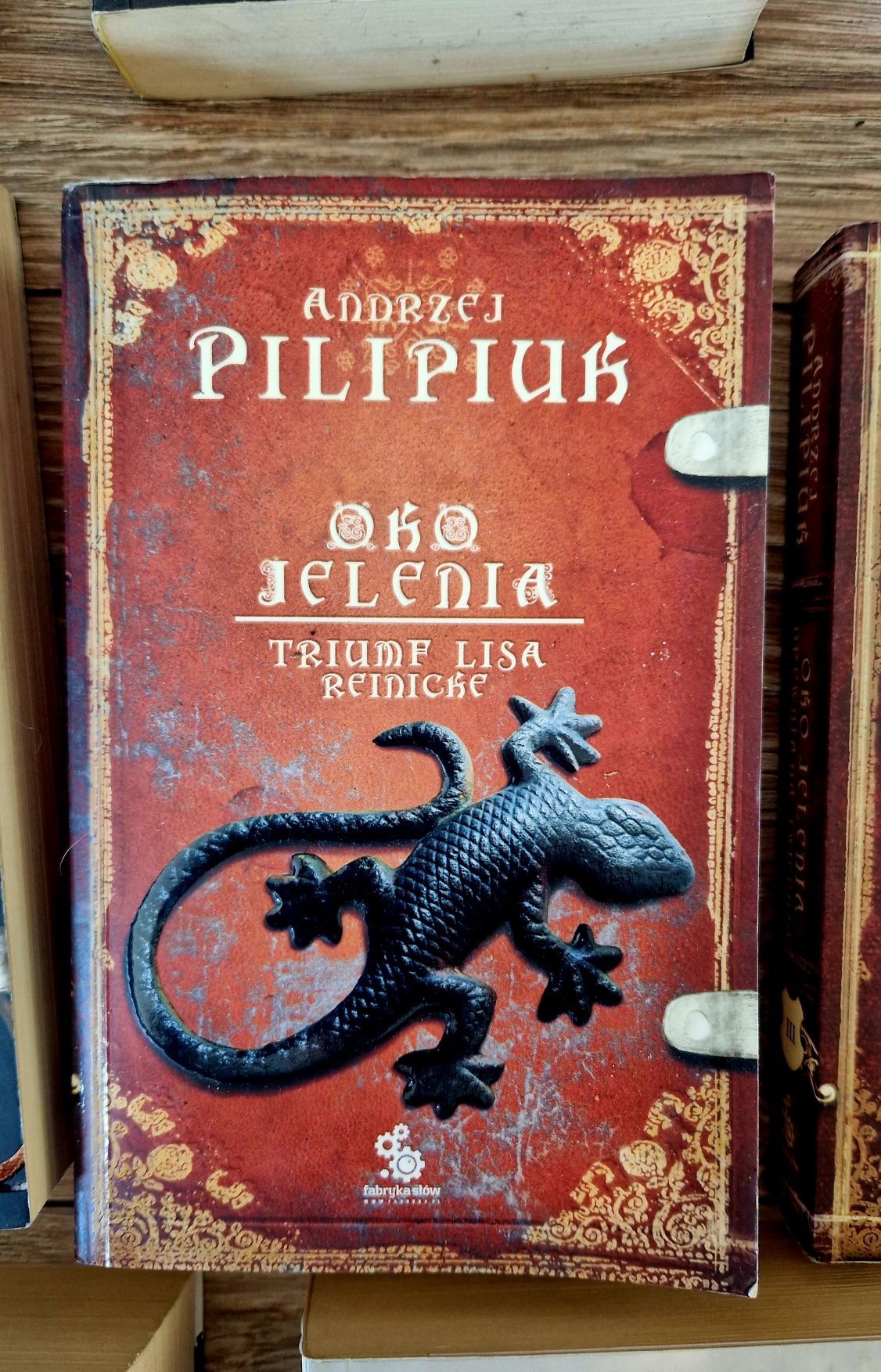 Andrzej Pilipiuk oko jelenia drewniana twierdza