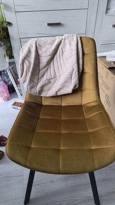 Krzesła do salonu 4 szt wygodne musztardowej + pokrowce