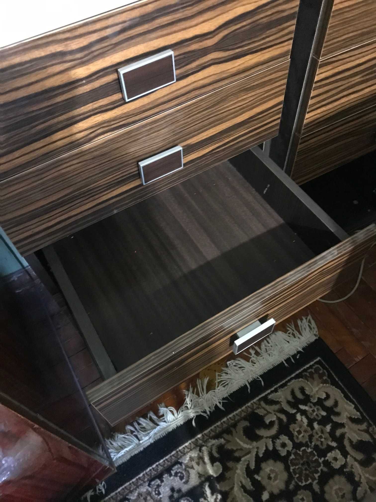 Зручний пенал - шкаф з ящиками у вітальню (з вітриною)