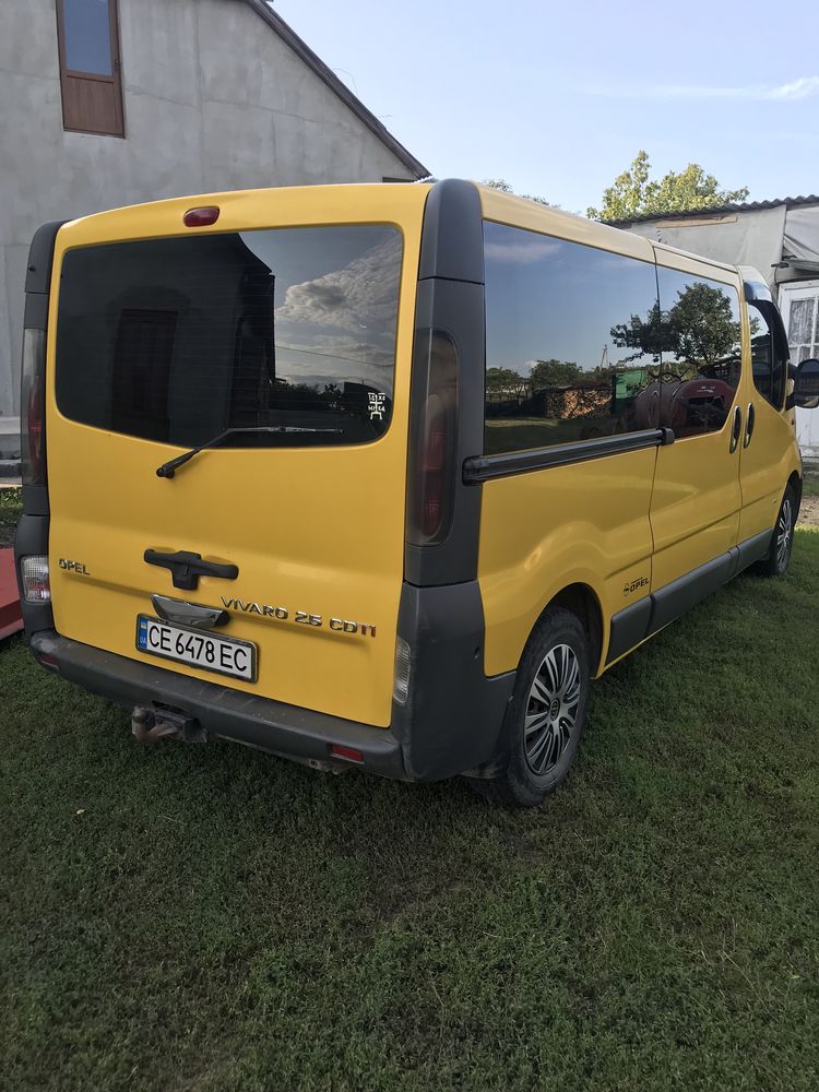 Opel Vivaro пасажир 8+1 2.5D 2006рік.