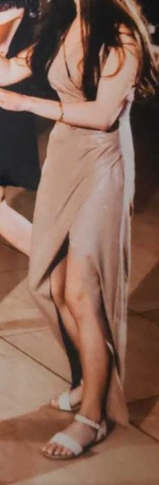 Złota sukienka z rozcięciem