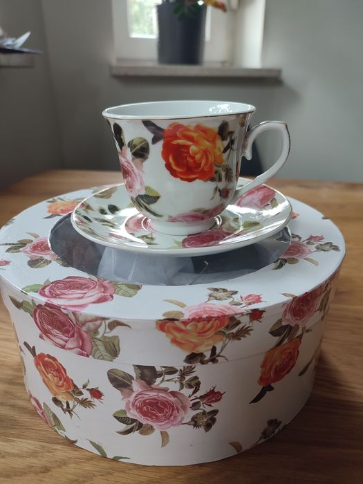 Filiżanki z porcelany że spodkami