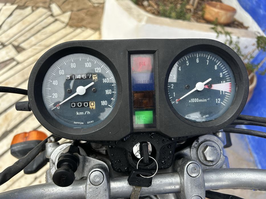 Honda CB400 N ano 1983 em bom estado.
