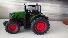 Traktor zdalnie sterowany. Dziala