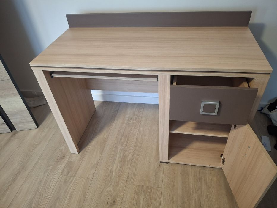 Biurko 120x50 wysokość 80cm
Nosi ślady użytkowania widoczn