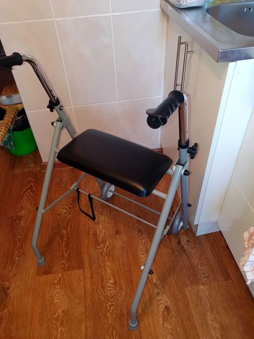 Нові, зручні,легкі фіксовані ходунці на колесах із сидінням, складані.