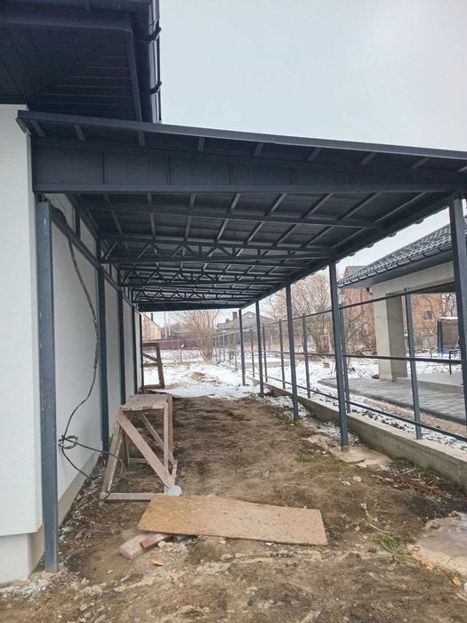 Бригада виконує будівельні роботи