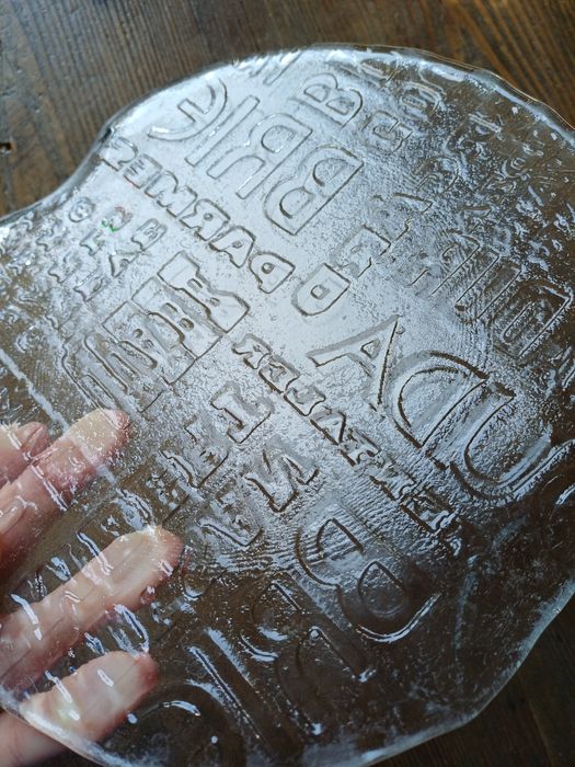 Szklana okrągła deseczka do podawania serów z uchwytami i napisami