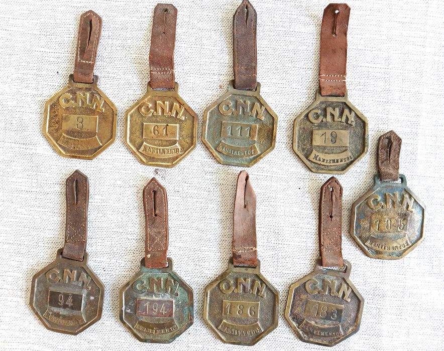 Crachás, chapas de trabalhadores, emblemas da C. Nacional de Navegação