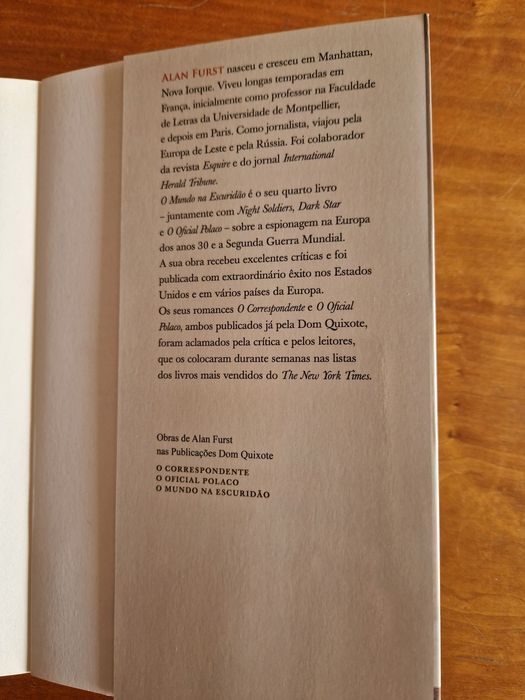 Romance "O Mundo na Escuridão", de Alan Furst.