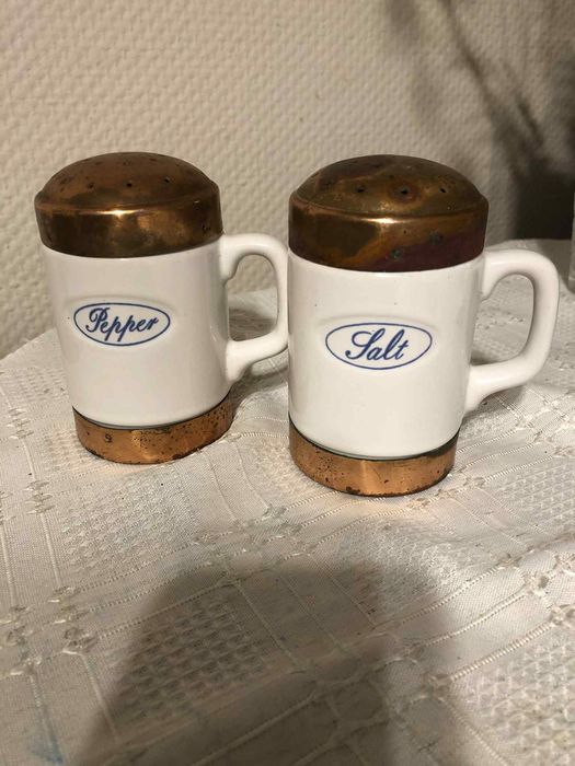 Stara koreańska solniczka i popielniczka z białej porcelany