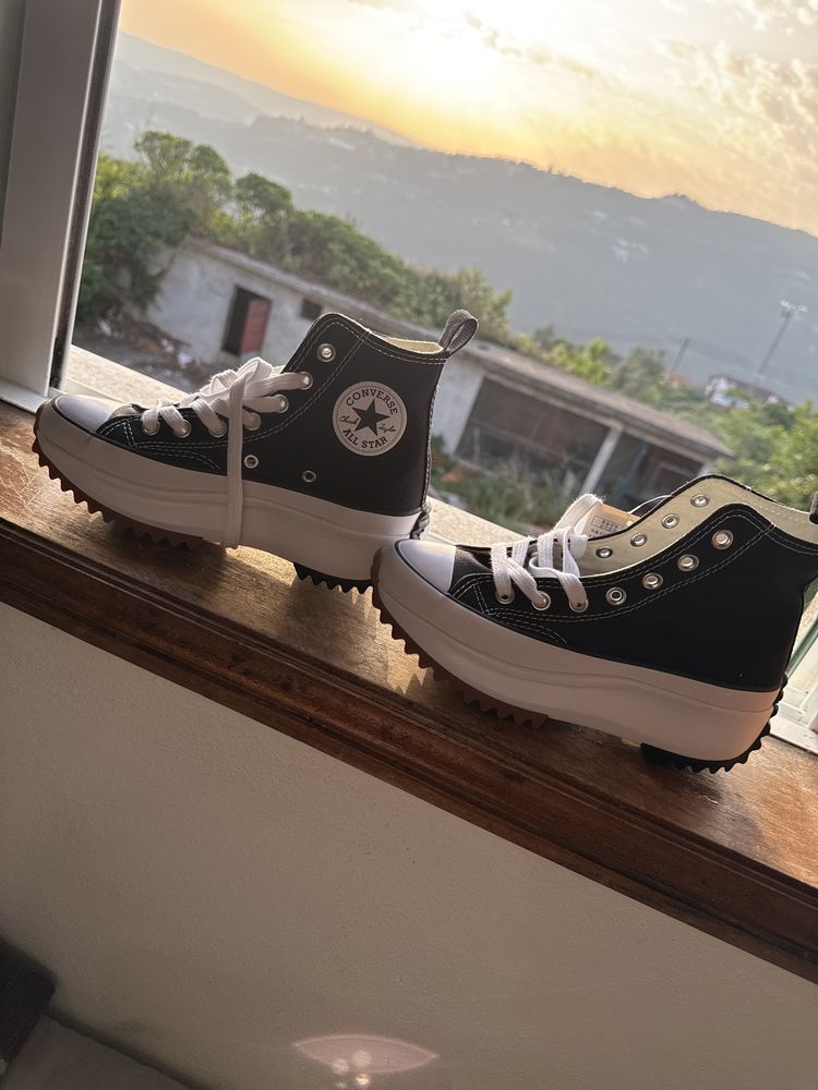 Um par de ténis converse all star