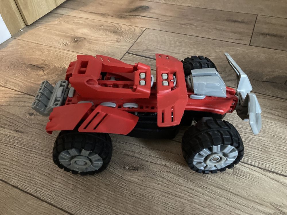 Duży czerwony samochód LEGO