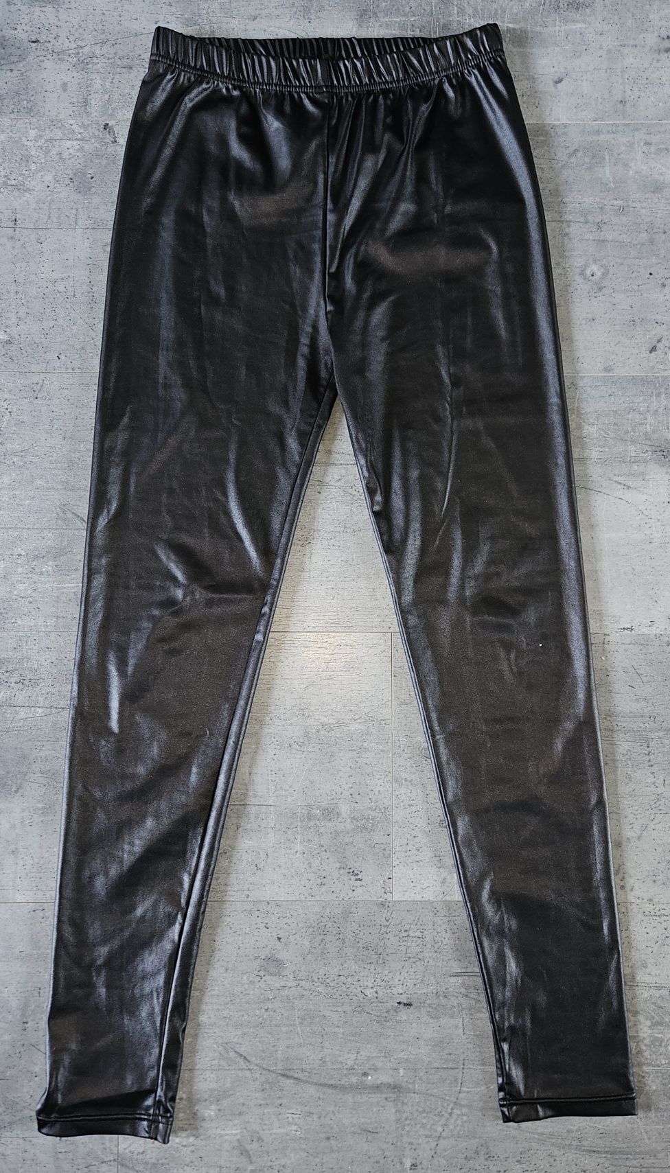 Czarne woskowane legginsy m