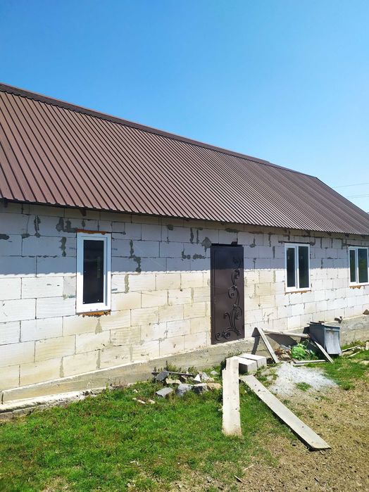 Новий будинок з комунікаціями.Ціну знижено з терміновістю продажу.Торг