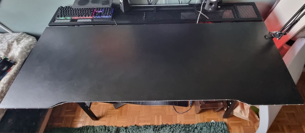 Biurko gamingowe, czarny, 160x80 cm
Nowoczesny zestaw do gi