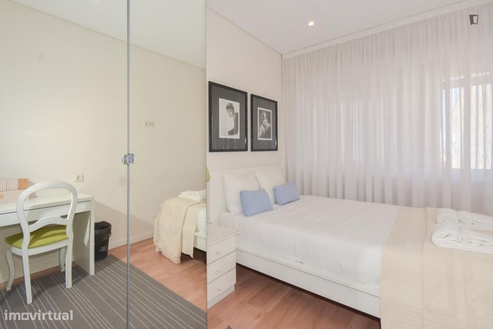 Quarto - localizado em Paranhos Porto