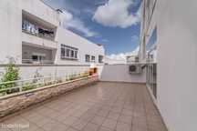 T2 C/ Terraço De 40M² | Parqueamento | Loures