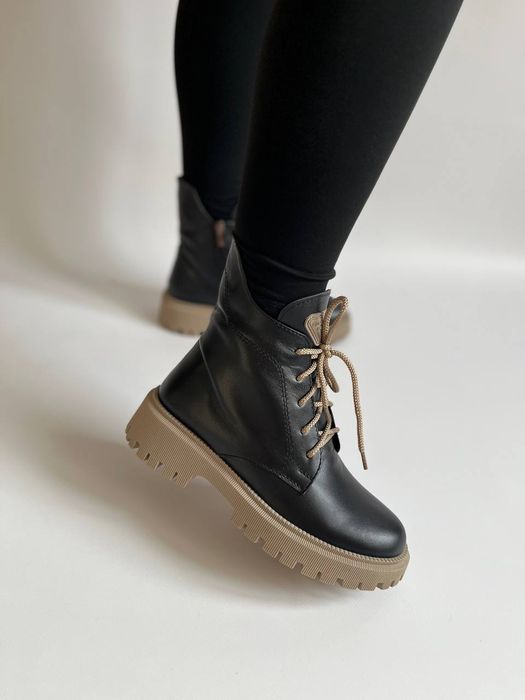 Жіночі шкіряні черевики на масивній підошві