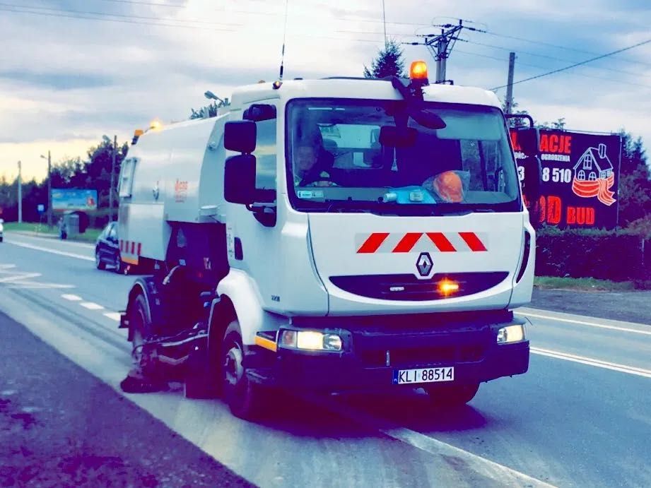 Czyszczenie dróg zamiatanie polewanie zamiatarka Polewaczka myjka