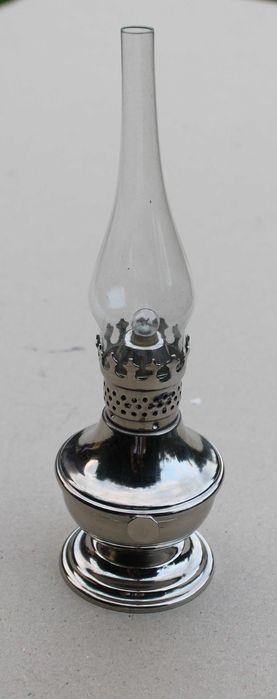 Lampa naftowa przerobiona na lampę elektryczną