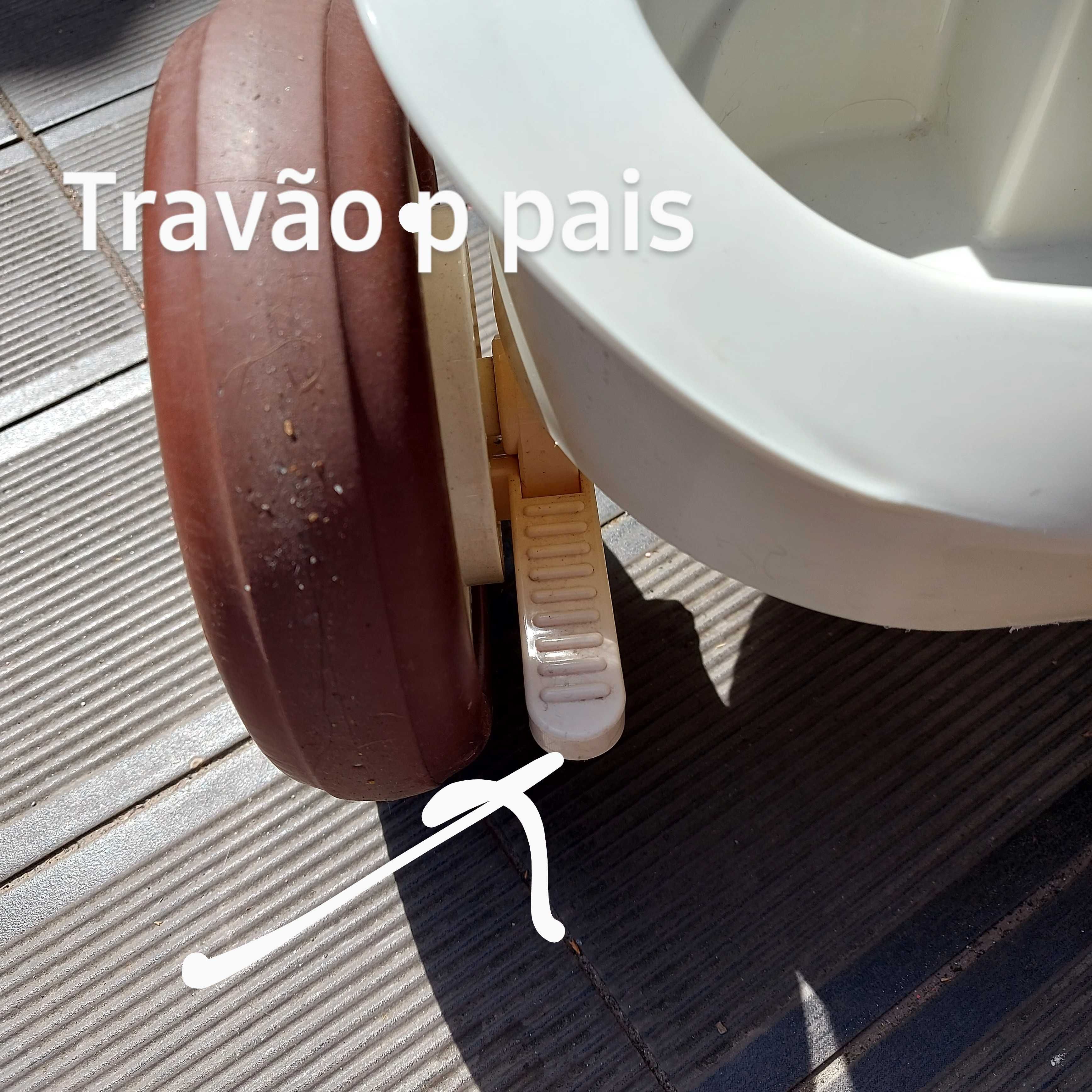 Triciclo com suporte para condução pais