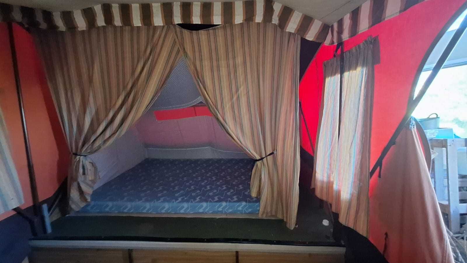 Atrelado com tenda campismo
