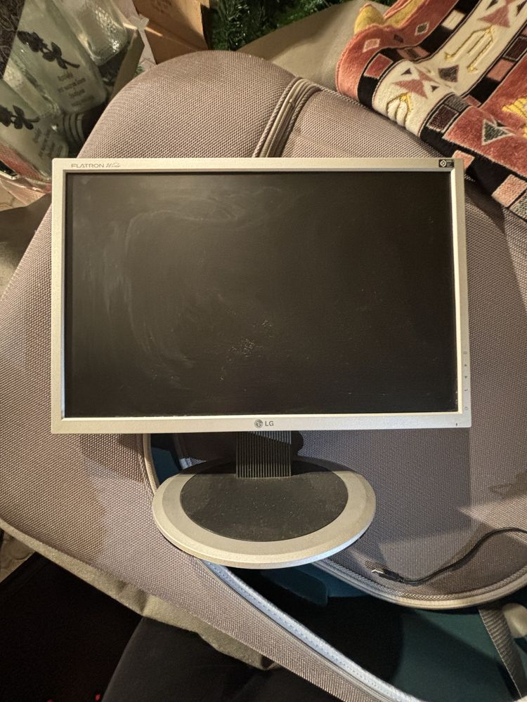 Monitor plus dwie klawiatury