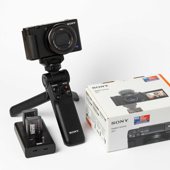 Aparat kompaktowy Sony ZV1 z dodatkowymi bateriami i uchwytem